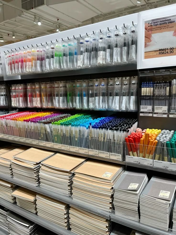 دفاتر وأدوات مكتبية